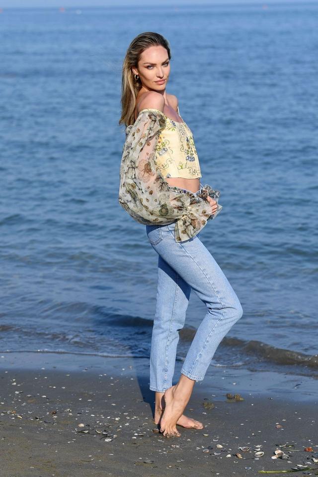 超模坎蒂丝斯瓦内普尔威尼斯海滩拍照她的美艳让人心动