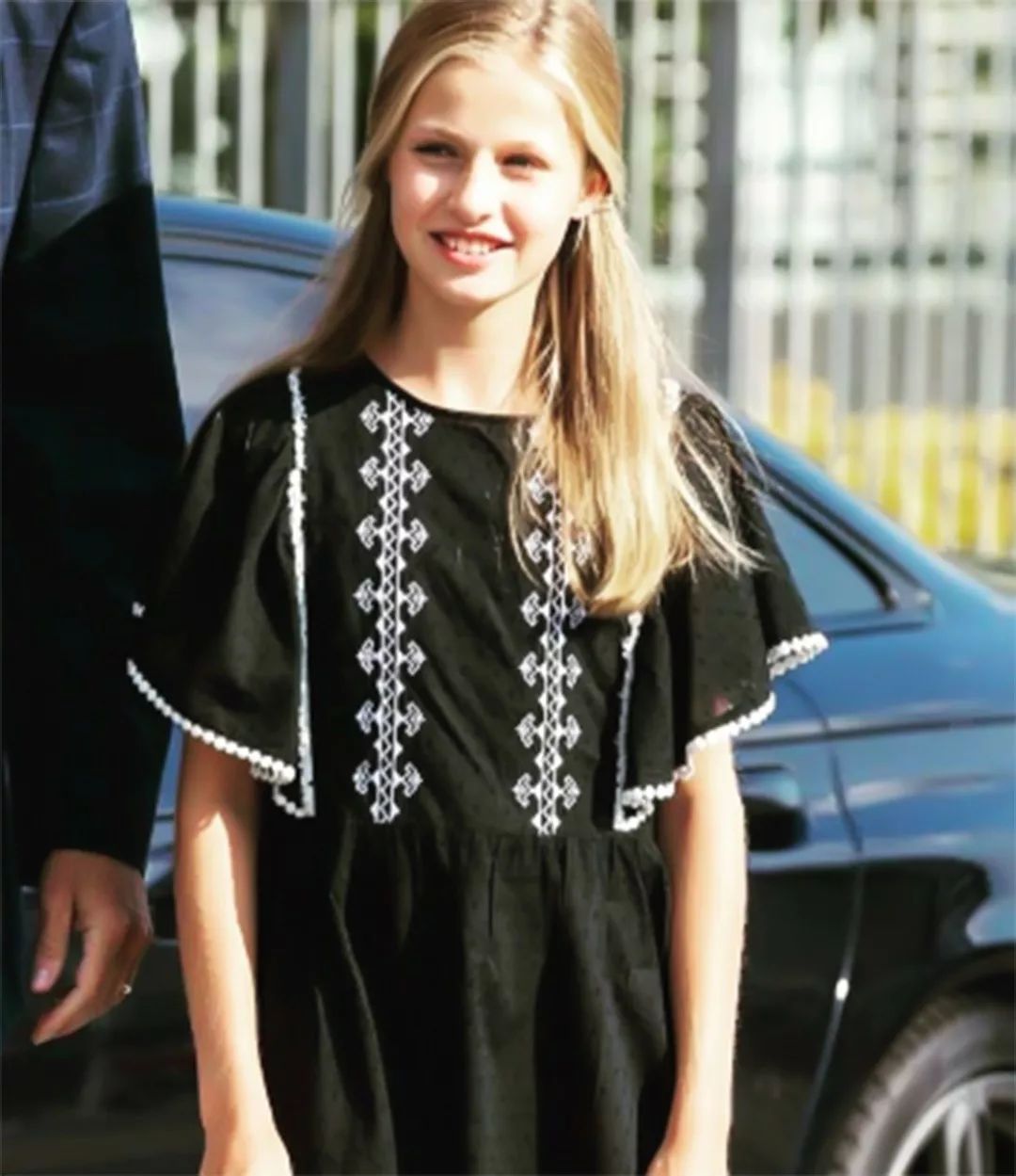 莱昂诺尔公主爱臭美!为了和妹妹一样高,竟悄悄地穿上内增高鞋_索菲亚