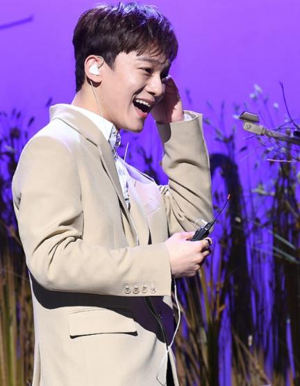 金钟大中国粉丝,送给钟大两片"chen森林",如今这里开满了鲜花_金钟仁