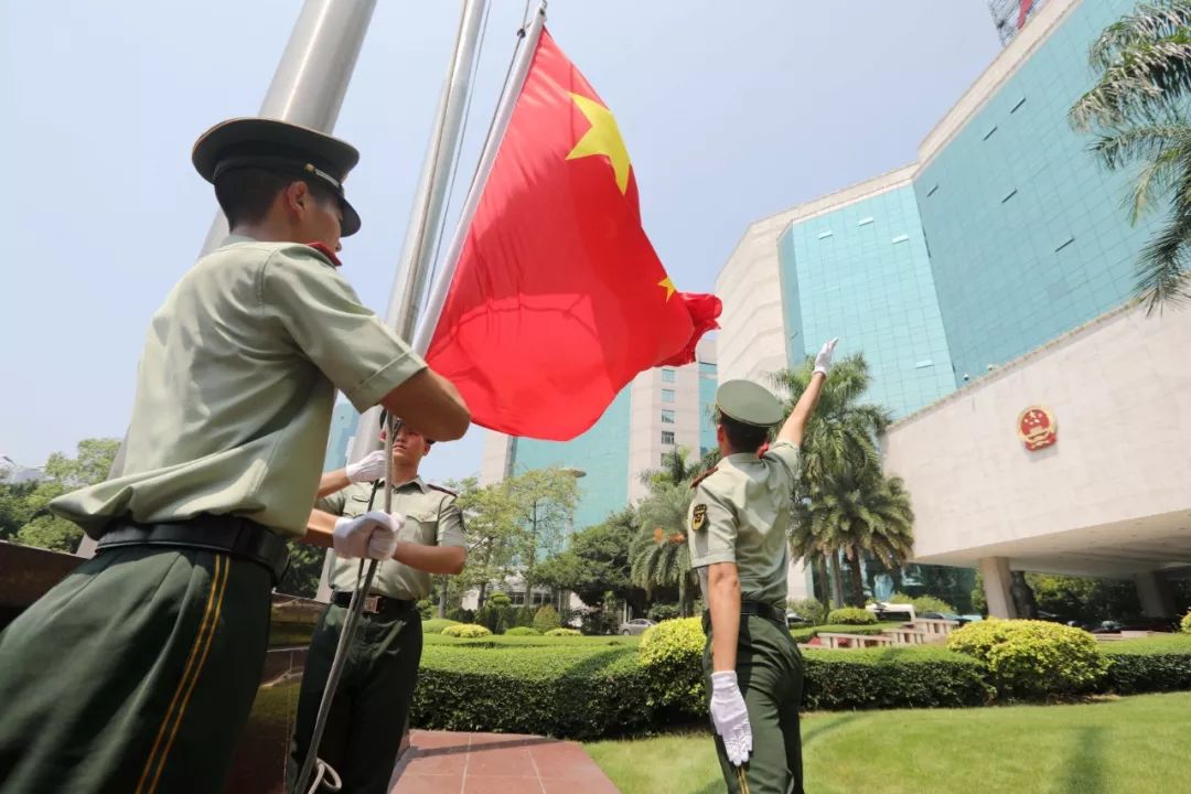 制服我是護旗手守護國旗與太陽一同升起