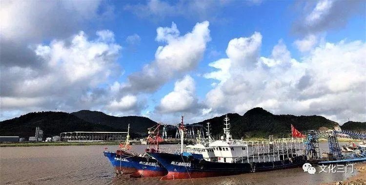 北瀕蛇蟠水道東濱貓頭水道,南與浦壩港鎮連接健跳鎮位於浙江東部黃金