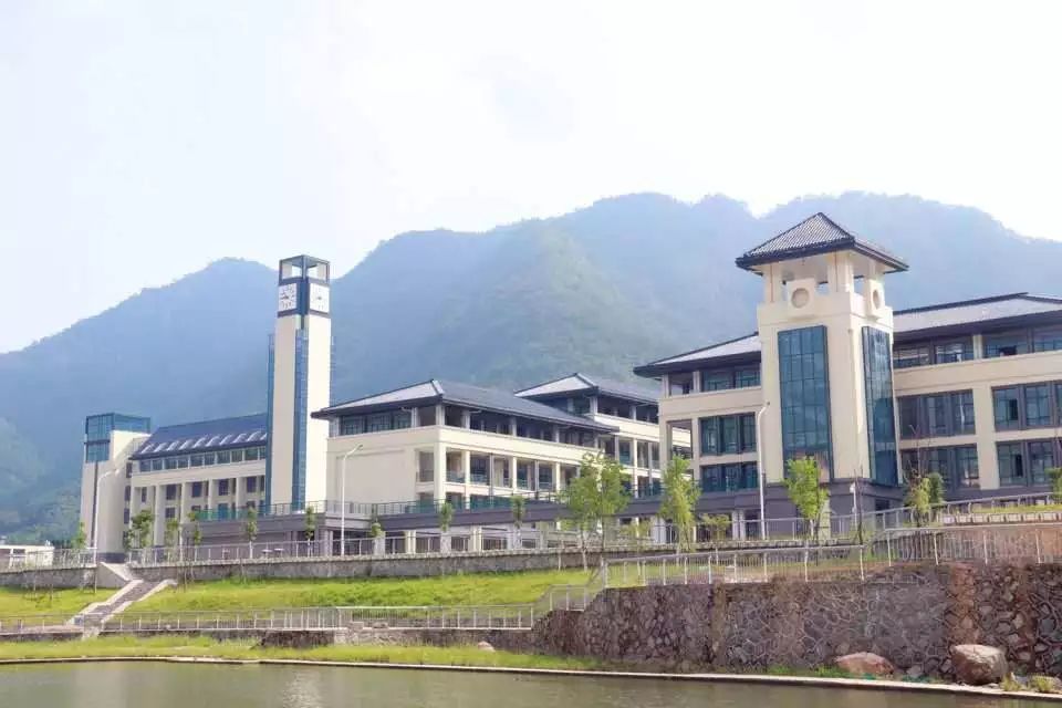 正是游览福建农林大学东方学院(福州工商学院)的美好时刻阳光正好