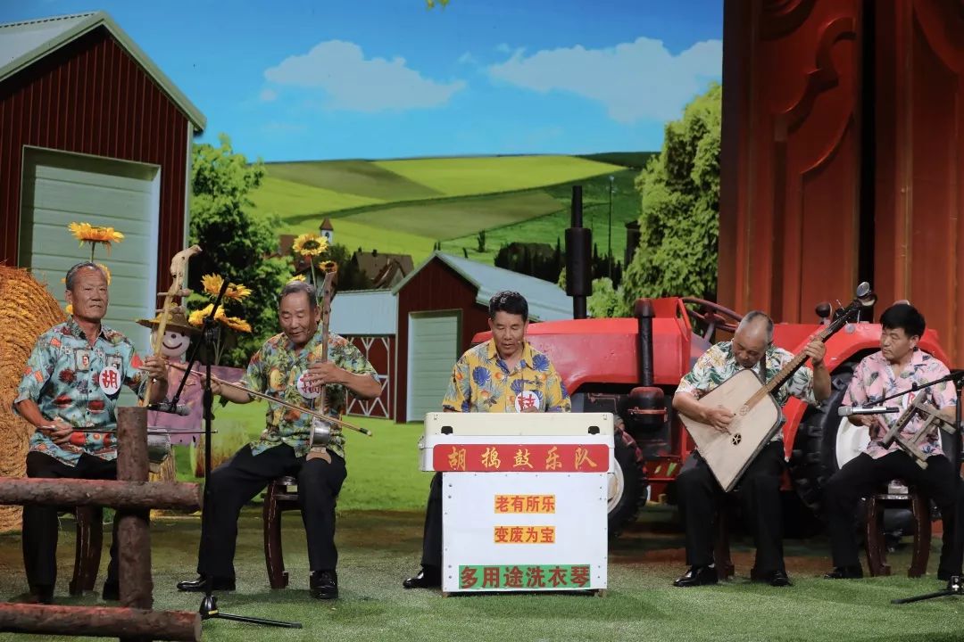 亚津到来竟频频发现"奇怪"之人,农民小乐队,情感维护师还有美食顾问.