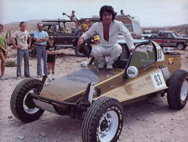 他都65岁了,为什么依然不服老?_成龙