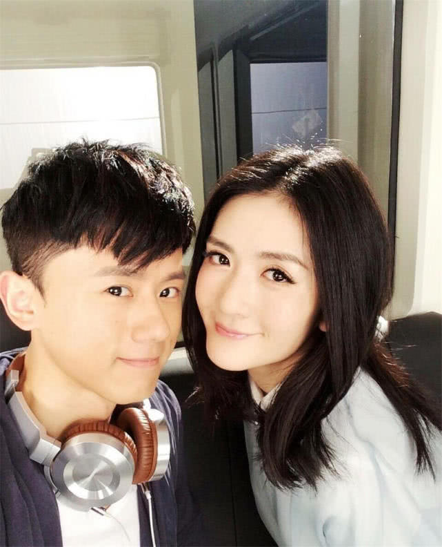 张杰仅仅是一个从《快乐男声》选秀出来的歌手,而谢娜早已是知名主持