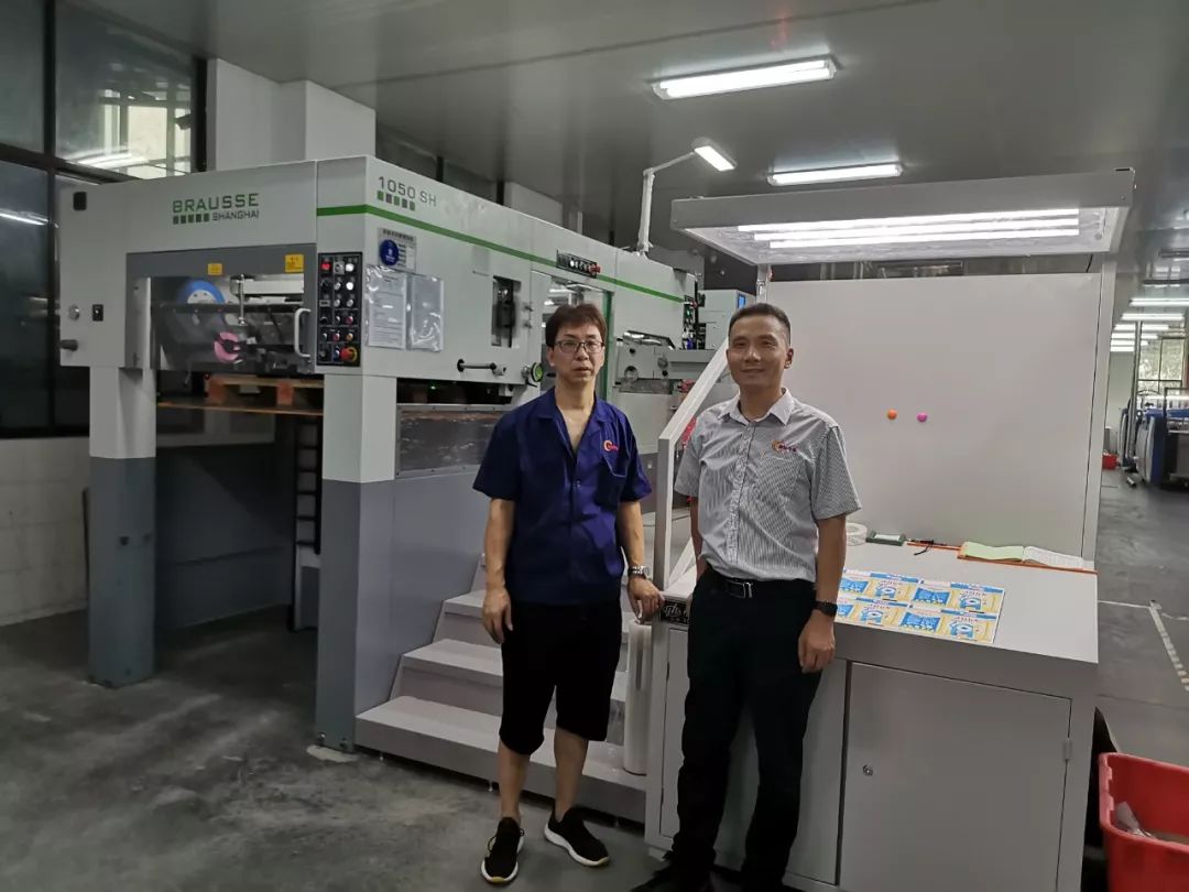机长正在检查模切后的成品质量朝阳印务工厂旭恒1050sh全自动平压平