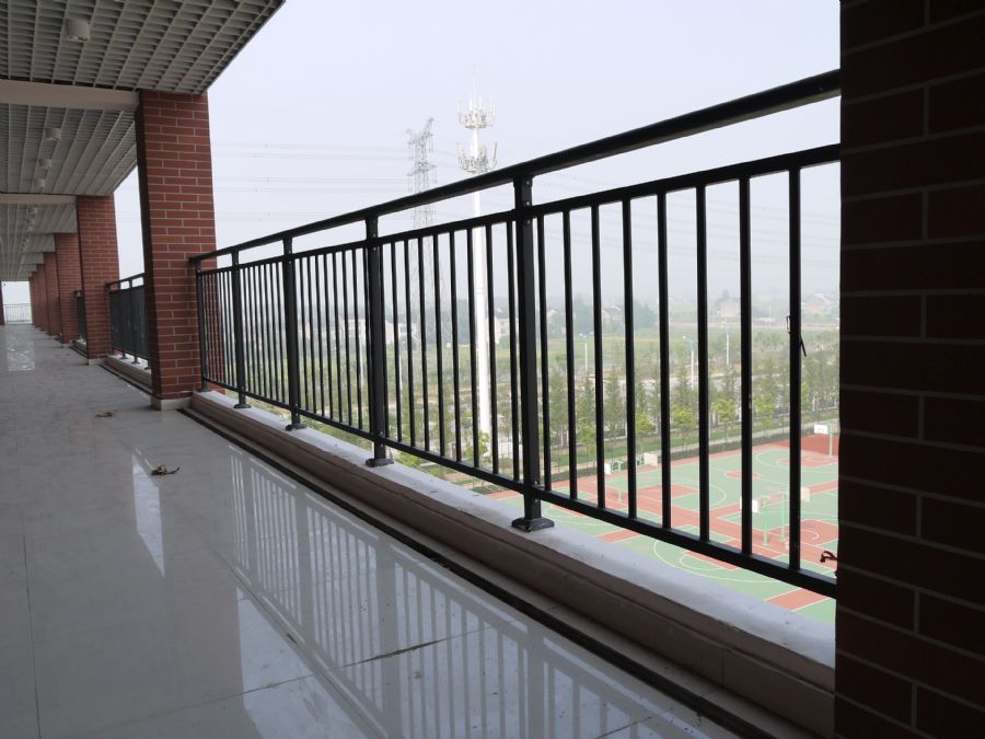 高层阳台防护栏样式图片