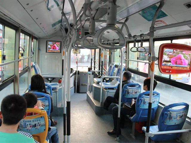 男孩在公交车上被乘客暴摔:你妈妈不打你,这世界会打你_熊孩子