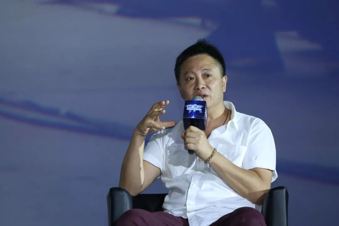 摄影师杨述带来了《大轰炸》的空战段落,向到场的观众们分享了空战