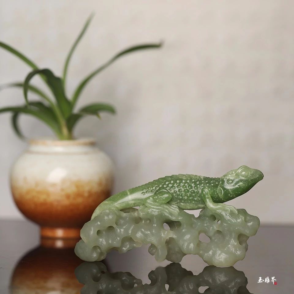 逼真写实的雕刻玉雕苦瓜细致到每一条纹路