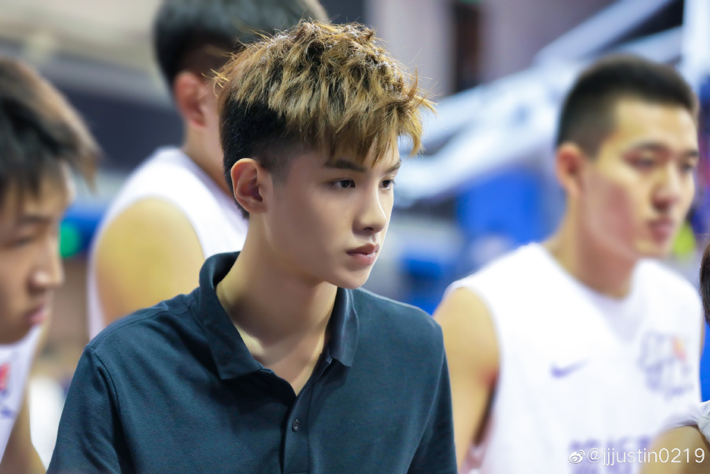 justin微博更新一则 来自《篮板青春》实习教练黄明昊的收官感言_篮球