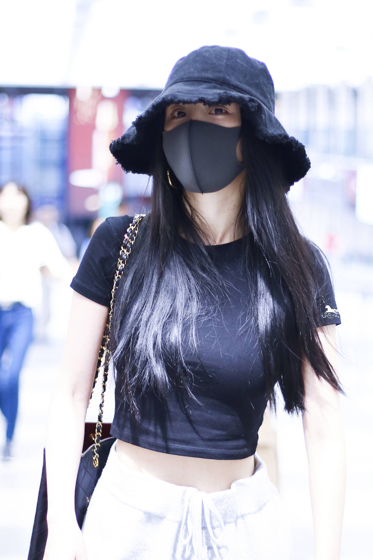 杨幂最新机场照来袭上紧下松真时髦小腹平坦哪像生过孩子