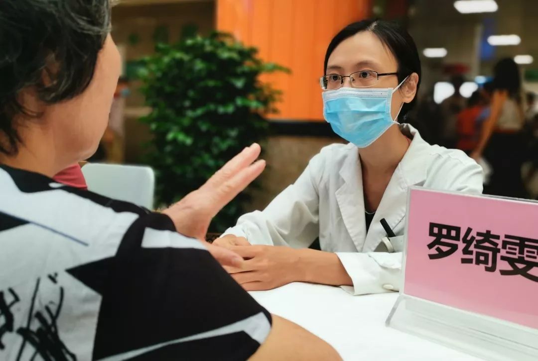 张红卫主任带领专家团队坐诊.