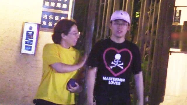 郭德纲前妻首度曝光 与儿子郭麒麟互动亲密 母子俩长相相似_胡中惠