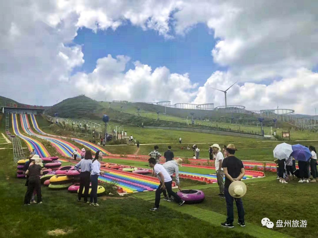 上百米长的七彩滑道犹如一条彩虹镶嵌在大草原上,是一个老少皆宜的