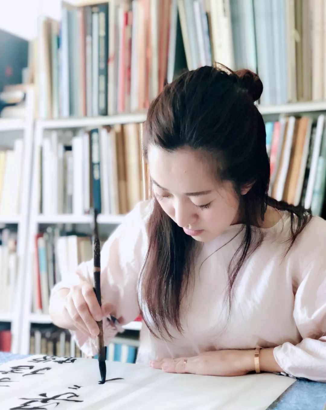 美女博士书法展亮相东京颜值与才华并存