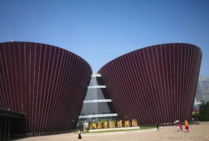 与太原博物馆联袂共享5个既连通又独立的红色椭圆倒锥体建筑群)中展出