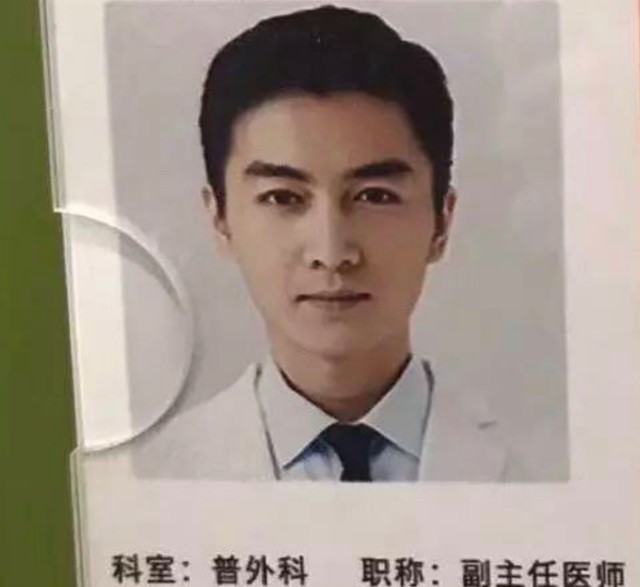 同样是医生扮相28岁肖战遇上32岁陈晓两人的画风完全不一样