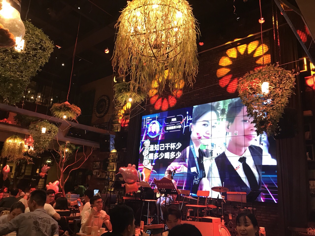 广州胡桃里音乐酒馆深夜与美酒美食与音乐做桃花仙人的悠然