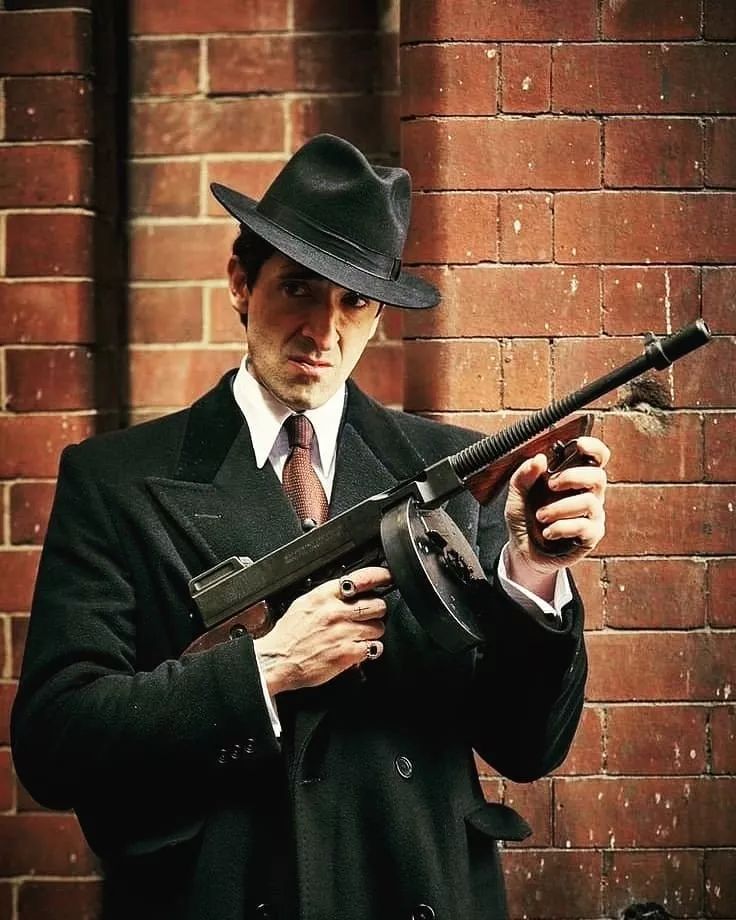 汤普森冲锋枪二战战场和上古黑帮片里的扫敌利器