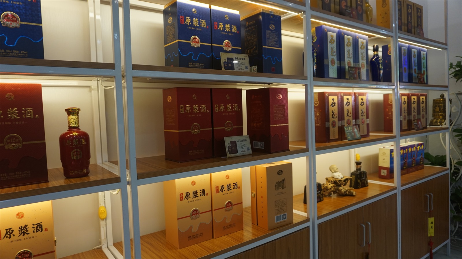 焦晓颖在开业仪式上致答谢词,她表示,霸王醉旗舰店的顺利开业,凝聚着