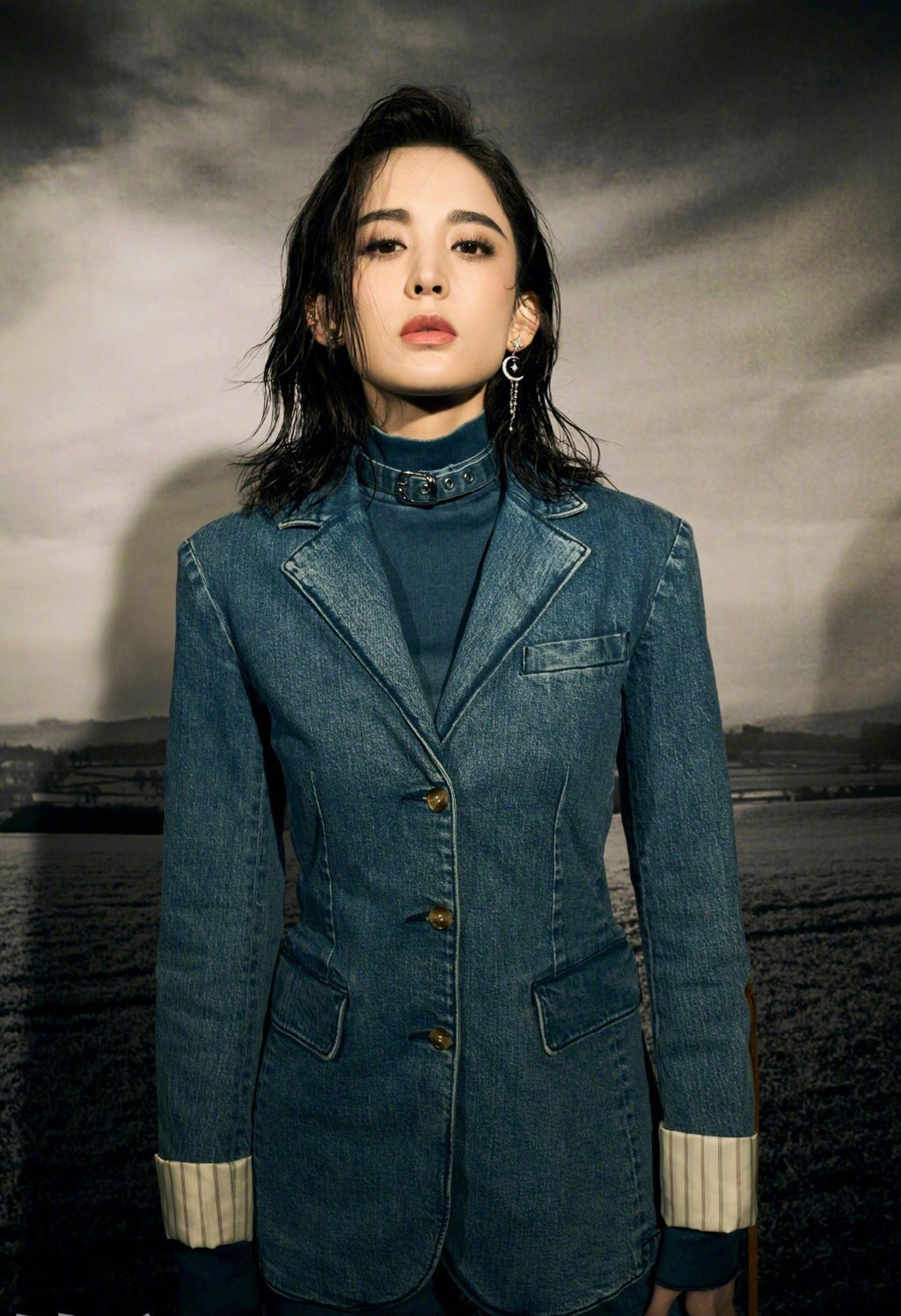 古力娜扎初秋大片牛仔马丁长靴玩转混搭风湿发造型又a又魅