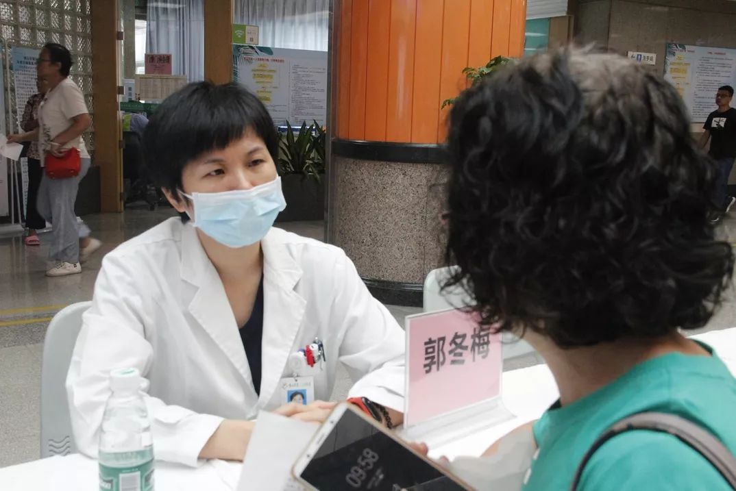 张红卫主任带领专家团队坐诊.