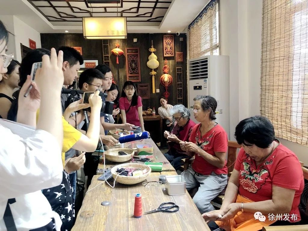 手工香包及多年营造的良好婆媳关系,成为马庄村振兴不可或缺的"三宝"