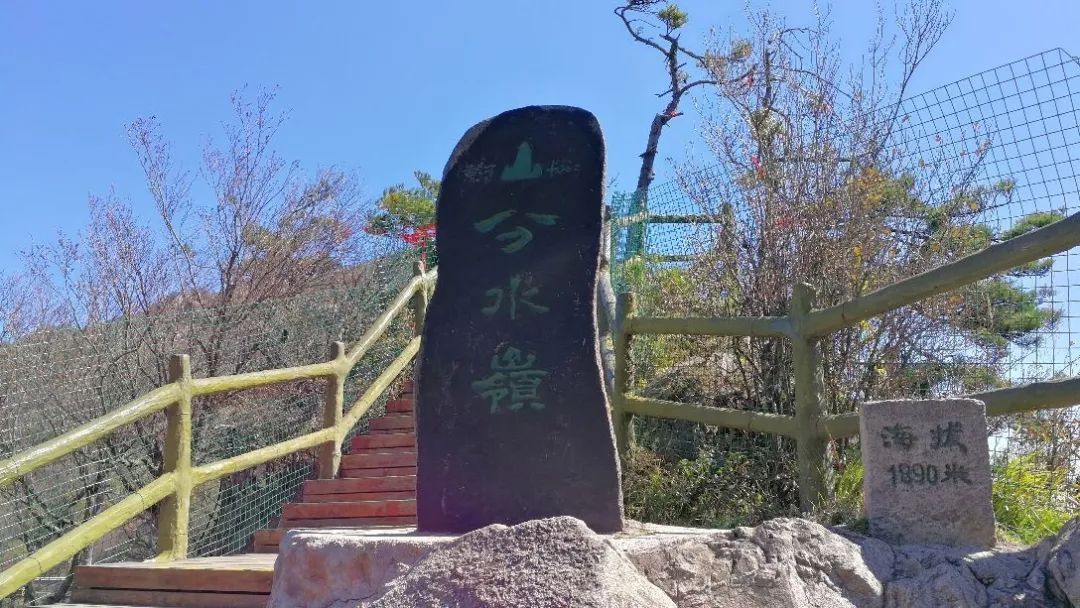 老界岭还是我国南北气候过渡带,长江黄河分界的分界线,分水岭,因此才