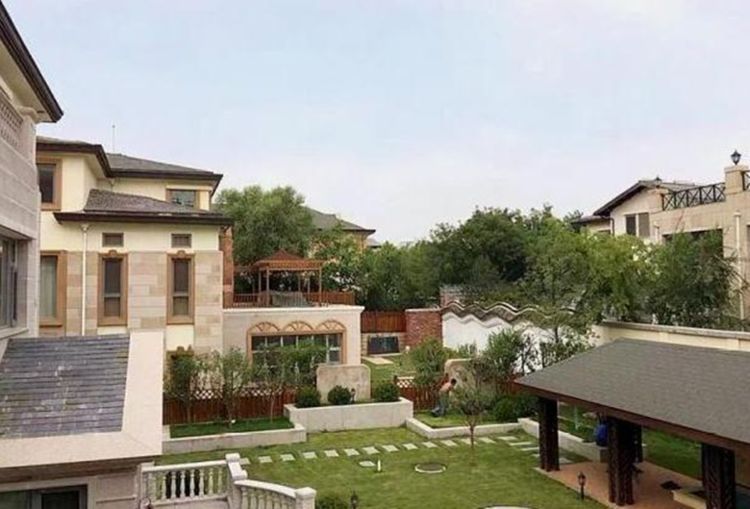 原创给新生儿脚上戴钻戒,产后老公连购四套豪宅,安以轩加入炫富大队