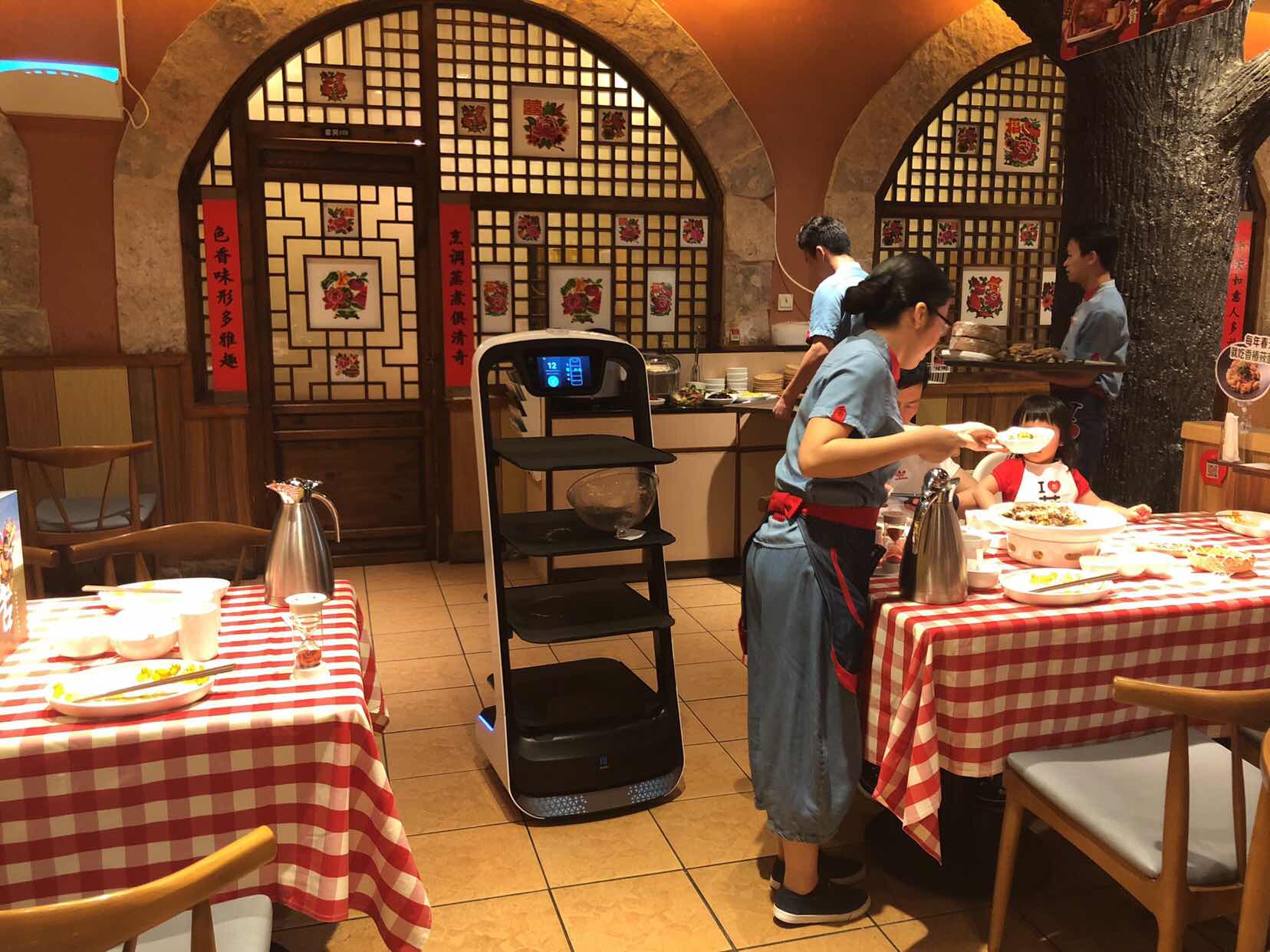 欢乐送送餐机器人落地西贝莜面村中式餐饮添科技魅力