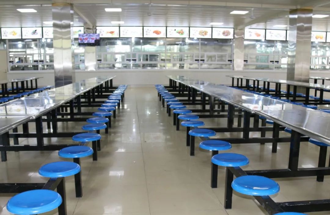 食堂全面升级改造全新面貌迎接学生就餐