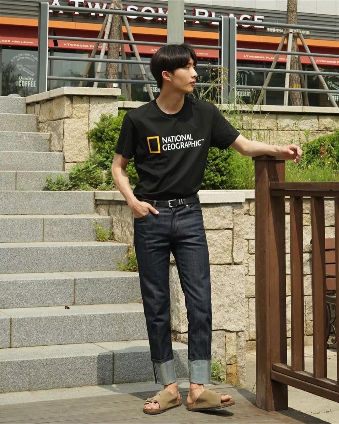 黑色t恤可以搭配什么颜色的牛仔裤这些选择就足够时髦