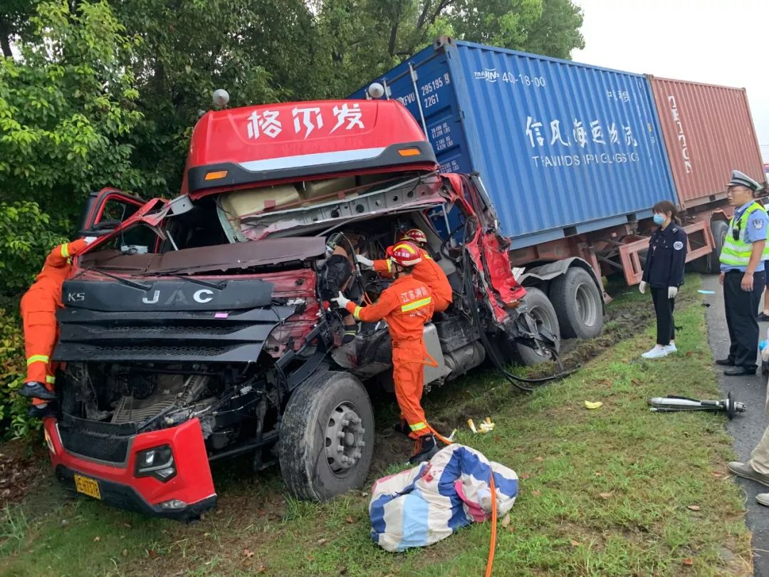 74驚險如皋新204國道發生車禍1人被困附解救全程視頻