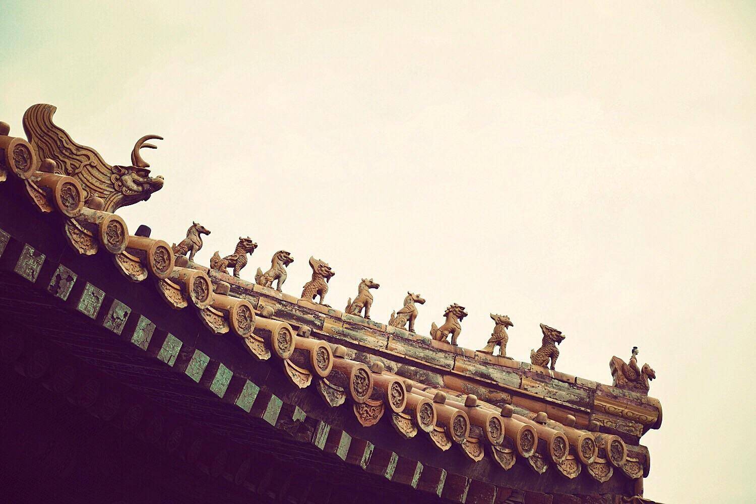 包括故宫,很多古建筑的飞檐翘角上不是有很多琉璃釉面小兽吗,有龙,凤