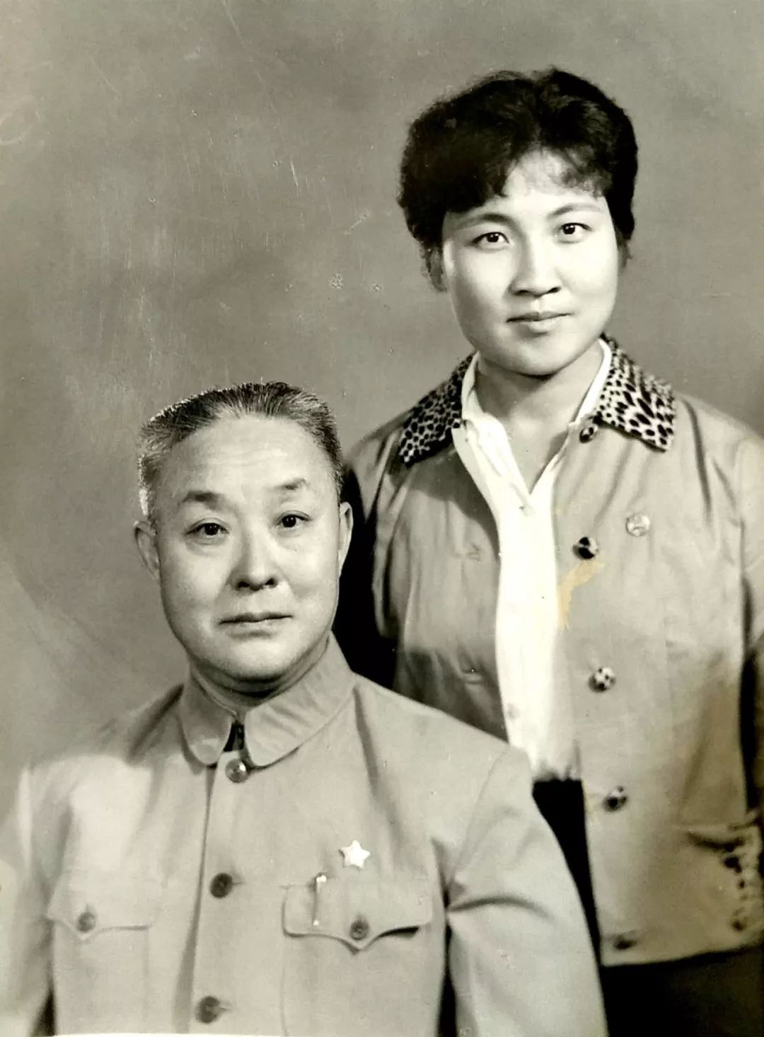 张彩香与恩师尚小云先生恩师尚小云先生三公子尚长荣书赠师姐张彩香