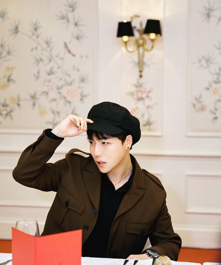 刘维真的奇葩!白色短裤配高筒袜露"毛裤腿",身高178穿成1米3