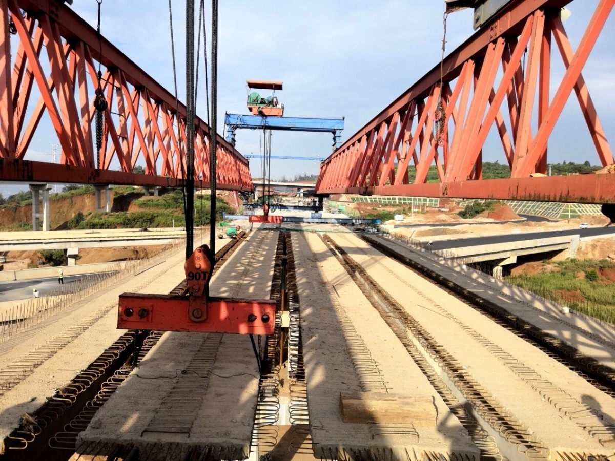 江通高速通车在望最后一片t梁安全架设完成