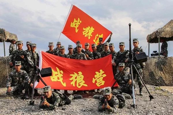 时光飞逝,退伍季即将来临近日,该连组织全连即将退伍人员在战旗下许下