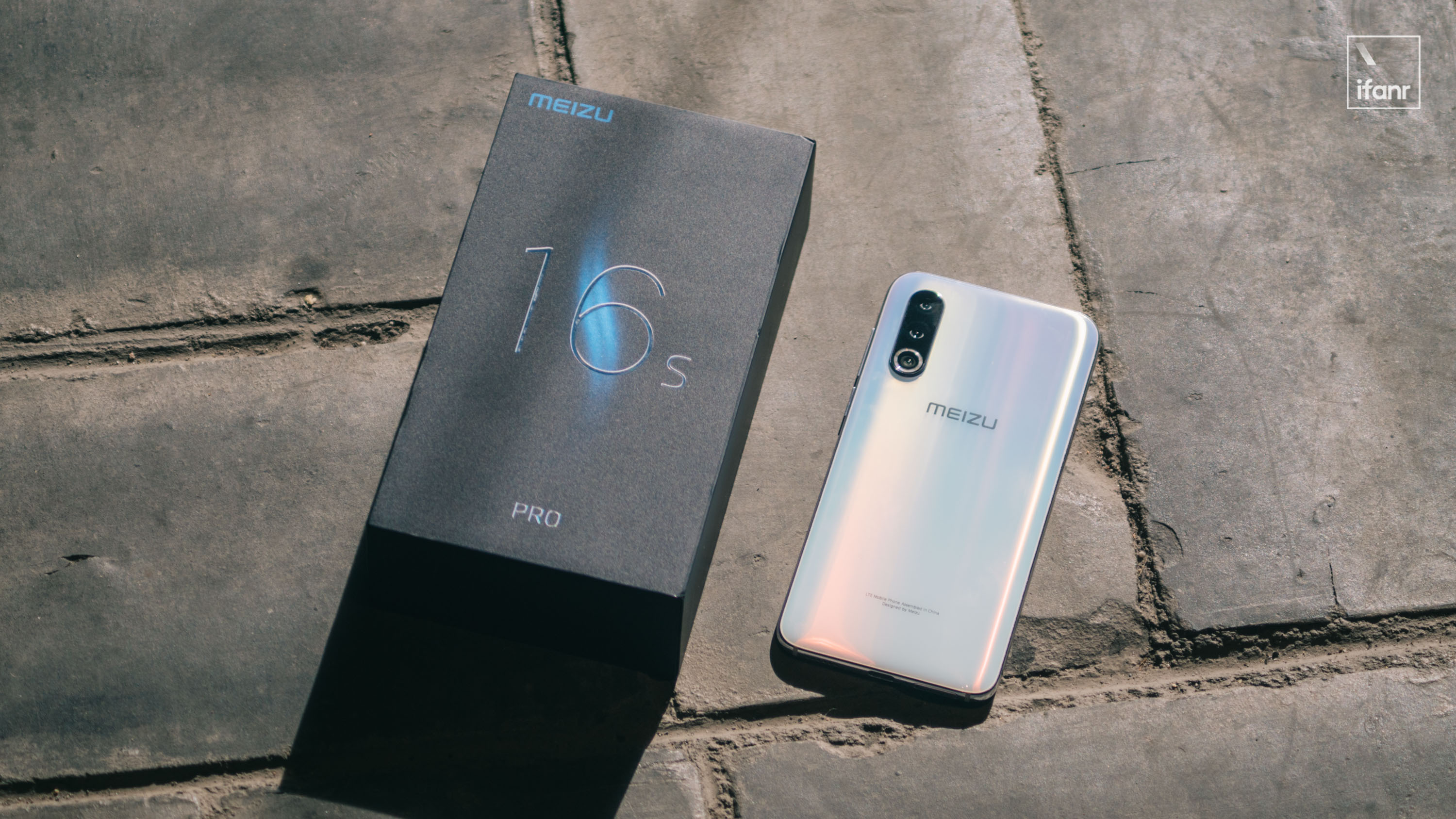 跟魅族 16s 比起来,魅族 16s pro 的包装没有太大变化.