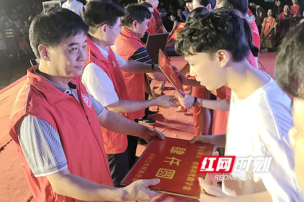 冷水江市举行特困大学生助学金发放仪式