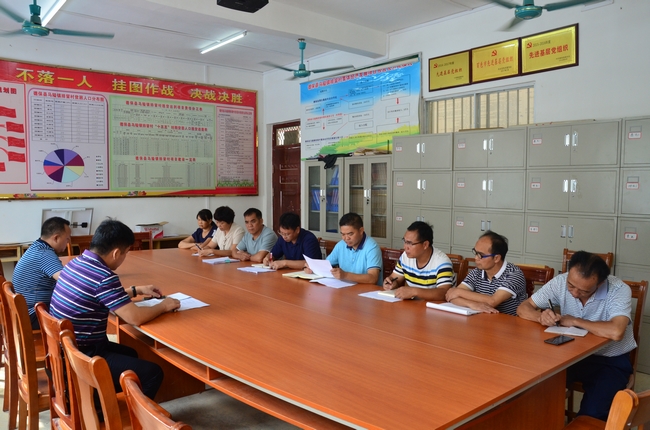 德保黄锦锋深入排留村马牌村集中督导脱贫攻坚工作