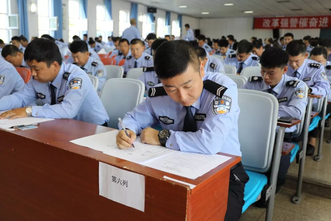 交警支队一大队295名辅警参加警务辅助人员改革过渡考试