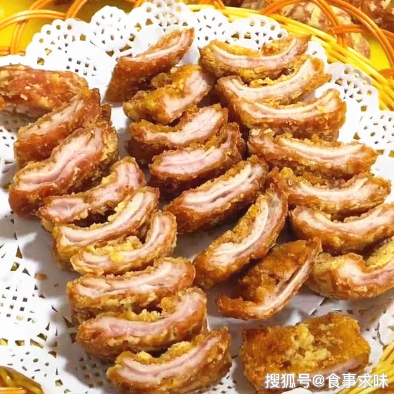 锅中倒油烧至八成热,下入大肠头开炸,炸至外表金黄捞出;5.