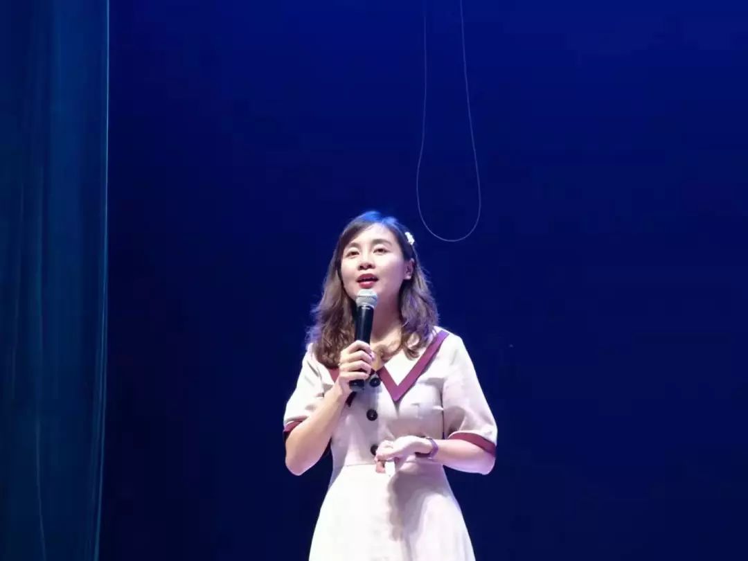 主讲人:徐航航-——心理讲座如何尽快适应新集体,新同学风雨球场里