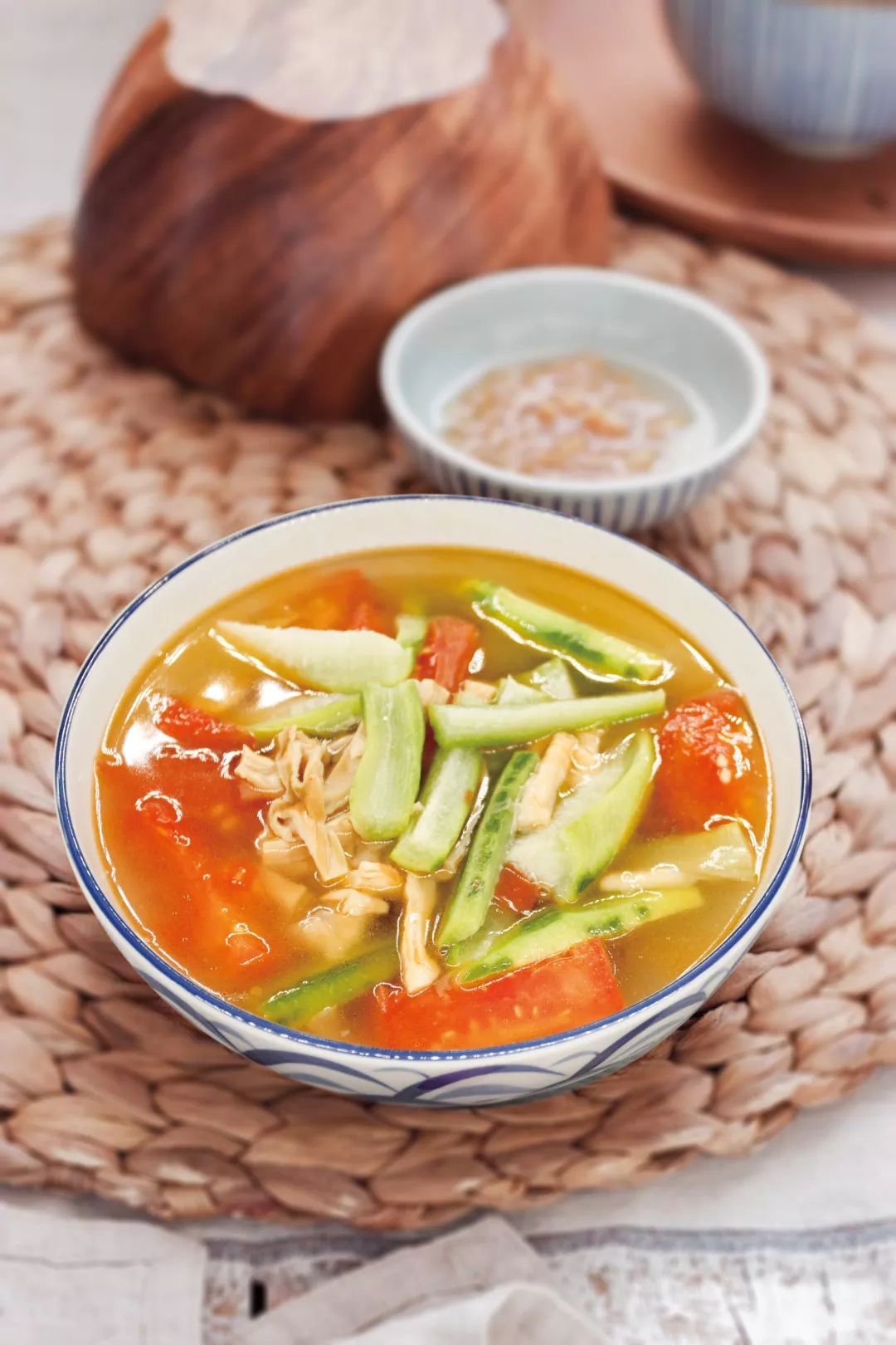 汤羹◇ 清热生津 健胃消食 「尖笋丝瓜番茄汤」