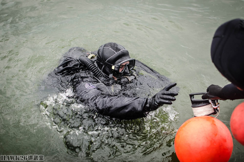 潜水员准备排除隐藏的水雷.二战时,德国曾经在这里布置了大量水雷.