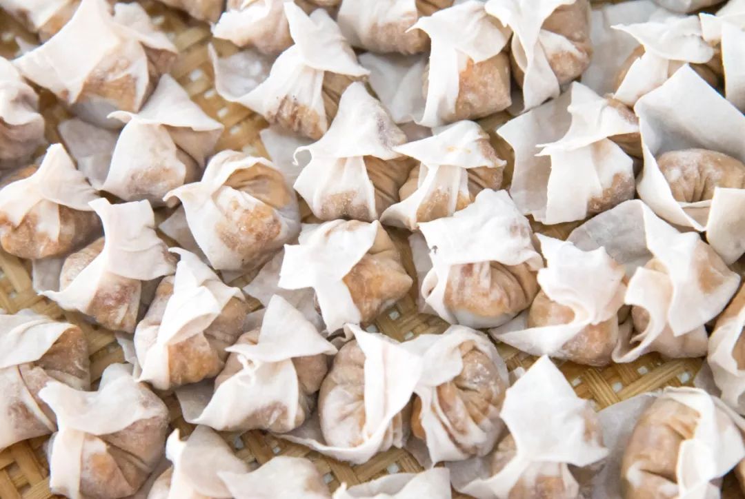 2/一碗肉燕面,几根油麦菜//也是生活的幸福/将燕皮放入沸水中煮熟,捞