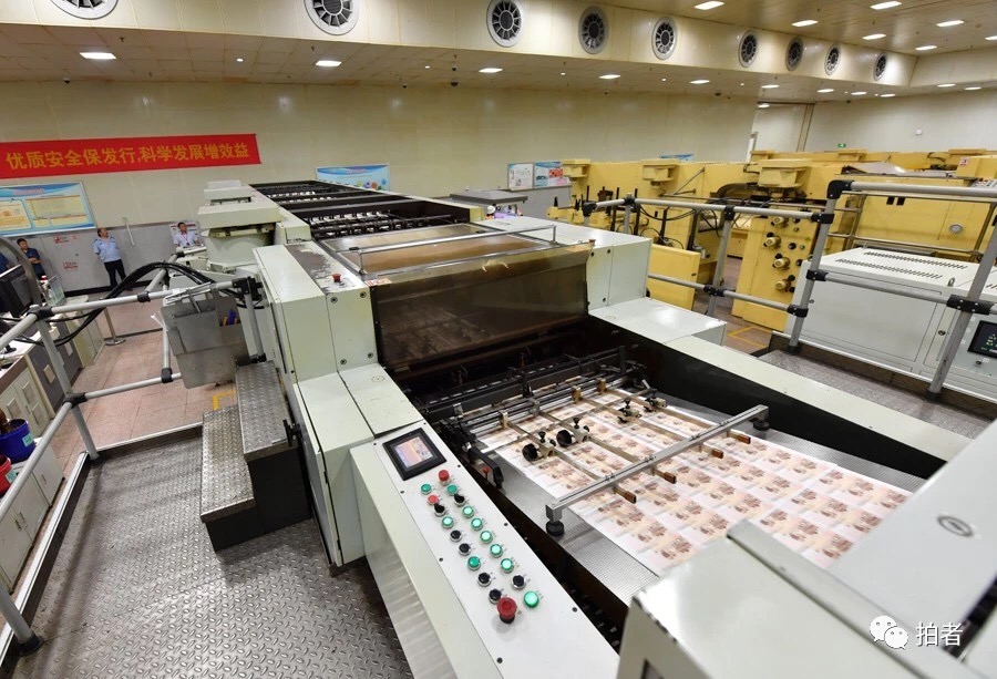 真钞所特有的凹凸感即来自于这种印刷方式.