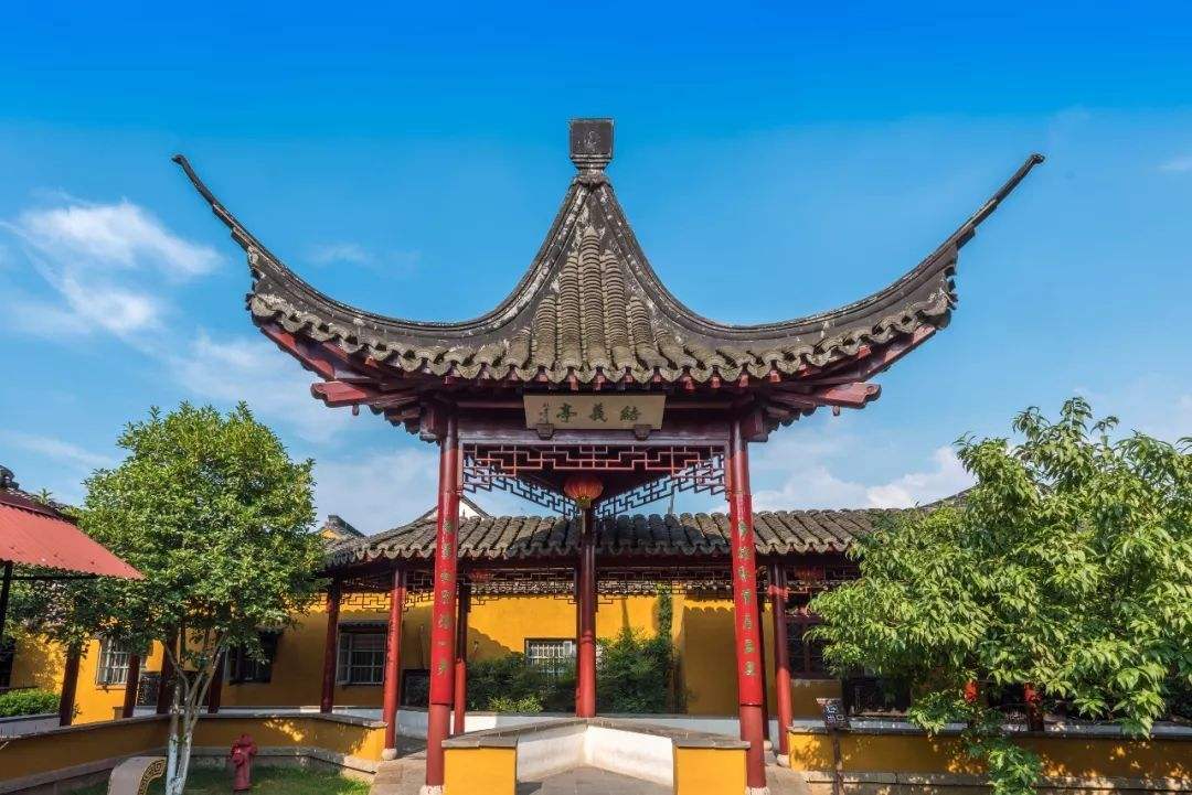 沿轴线作多层次的纵身布局成为中国古代建筑组群的一个鲜明的特色,有